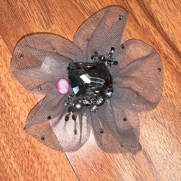 Tarina Tarantino Mesh Gray Flower Clip with Baby Cameo - Picture 2 of 6